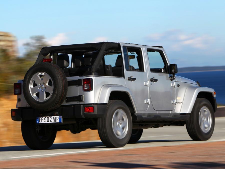  Jeep Wrangler Sahara Unlimited 2011 года  (EU) (фото 24 из 30)